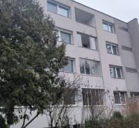 A four-story apartment building with a garden on Janotova Street in Bratislava – Karlova Ves.