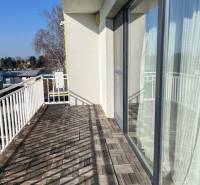 The balcony of the cottage at Slnečné jazerá in Senec with a floor featuring a wooden decor.