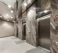 Landererova: Luxurious lobby with three elevators and marble walls in a 3-room apartment.