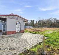 Plots - living in Vrakúň with a small house and a paved area.