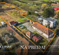 Aerial view of a building plot with a house in Vrakúň, ideal for living.