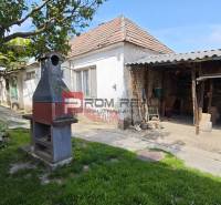 A family house in Dolné Orešany with a gazebo and a green garden.