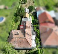 Aerial view of a plot with a family house in the town of Dolné Orešany surrounded by a garden.
