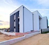 The exterior of a building with 3-room apartments in the Privlaka area in bright daylight.