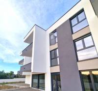 A new building with balconies in the town of Privlaka offers three-room apartments and a garden.