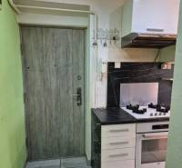 Entrance area of a 3-room apartment with a kitchen unit and four cooking plates.