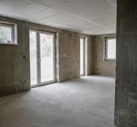 Samozrejme, prosím, poskytnite text, ktorý chcete preložiť do angličtiny.