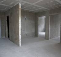 Unplastered walls and a concrete floor in a 3-room apartment.