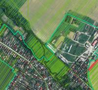 The map shows areas of public land and buildings on Družstevná Street, suitable for housing.