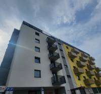 Apartment building on Hviezdoslavova Street in Poprad with balconies and a parking ban.