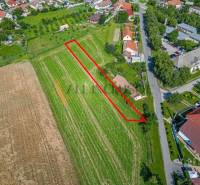 A view of the plot in the gardens in Kosúty in Košúty, highlighted by a red line.
