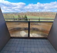 The balcony of a 3-room apartment on Žitava in Vráble with a view of nature.