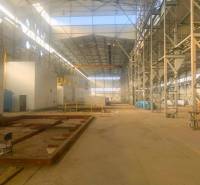 Production facilities with high ceilings and steel structures in Dobšiná offer plenty of space.