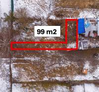 Aerial view of a snow-covered plot in Záhrady in Nálepkovo, marked with a red line.