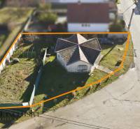 Family house with an atypical roof and land, Zemianska Olča - living, boundaries marked in orange.