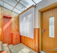 Entrance hall in a family house with wooden paneling, a shoe cabinet, and a coat rack.