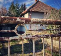 A family house in Horné Chlebany, fencing with a touch of patina, and a garden.