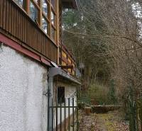 Chata na Výtockej ulici v Moravanoch nad Váhom s prvkami dreva a záhradou.