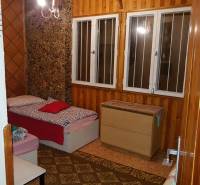 Izba v chate s posteľou, drevenými stenami