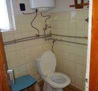 Toaleta v Chate s malým oknom, ohrievačom vody