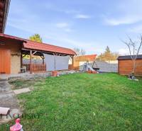 The garden of a family house in Hviezdoslavov with a lawn, a gazebo, and a children's playground.