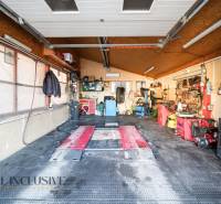 Translate it into English, and I will provide only the translation: Workshop in a family house with tools and equipment.