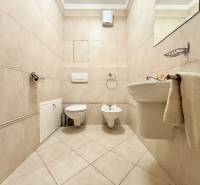 Bathroom in a 4-room apartment with tiles, sanitary equipment, and beige walls.