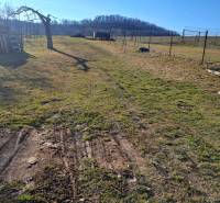 A spacious courtyard with wooden pallets near the cottage in Kráľovce Krnišov.