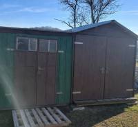 Wooden shelters and a pallet in the garden of the cottage in Kráľovce Krnišov.
