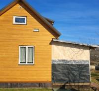 A wooden cottage in Kráľovce Krnišov with a roof and plastic windows.
