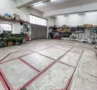 Workshop in a family house with tools and machines.