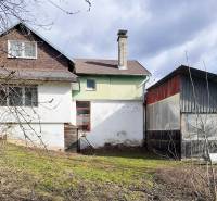 Family house in the town of Pavlice on Pavlice Street with a metal extension and a lawn.