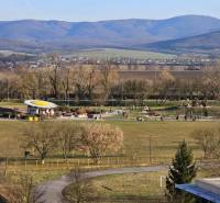 A park in Topoľčany with a view of the mountains and relaxation zones, ideal for relaxation.