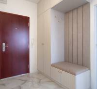 Entrance hall in a 3-room apartment with storage spaces and a seating bench.