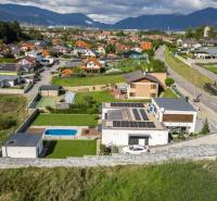 A family house in Dolný Kalník with a swimming pool and photovoltaic panels in a beautiful mountain setting.