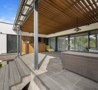 The family house in Dolný Kalník has a spacious terrace with wooden elements.
