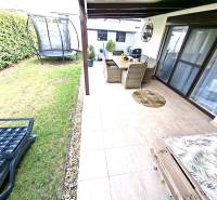 The family house on Mládežnícka Street in Galanta has a lawn, a terrace with furniture, and a trampoline.