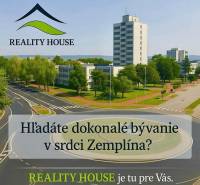 Roundabout with buildings and park greenery in the town of Hnojné, category Land - residential.