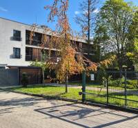 On Bodona Street, there is a building with greenery, suitable as a studio apartment.