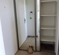 Entrance to a studio apartment with a built-in wardrobe, on Bodona Street, advantageous location.
