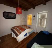A bedroom in a family house with decorative elements and a floor with a wood decor.