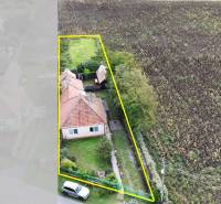 A family house in Komárno with a large plot next to a field.