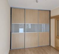 The 3-room apartment has a built-in wardrobe and flooring with a wooden decor.