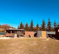 Construction of houses in Prosačov: Garden, terrace, starting construction, and hedge on Prosačov Street.