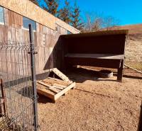 A wooden shelter under construction in Prosačov in Prosačov, fencing made of metal panels.
