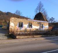 Abandoned building on a plot in Sklabina, suitable for living.