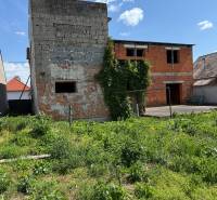 Kuzmanyho ul. Levice RD - stavbený pozemok  (5).jpg