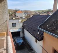 The view from the family house in Gemerský Jablonec shows the driveway and surrounding houses.