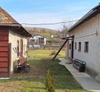 The courtyard of a family house in Gemerský Jablonec with a garden and an annex.