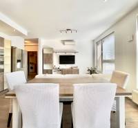 Living room connected with the kitchen, wooden decor flooring, spacious 3-room apartment.